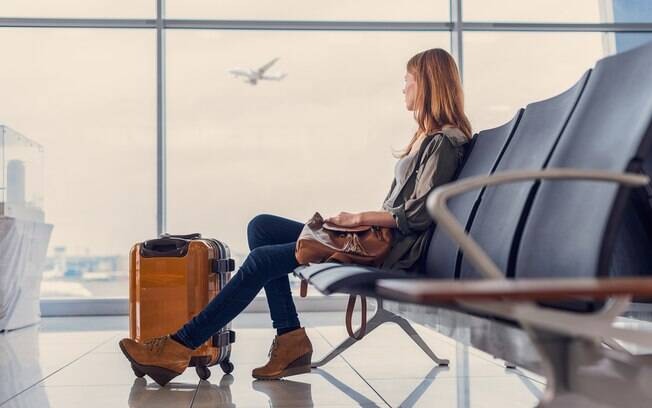 mulher no aeroporto esperando o avião