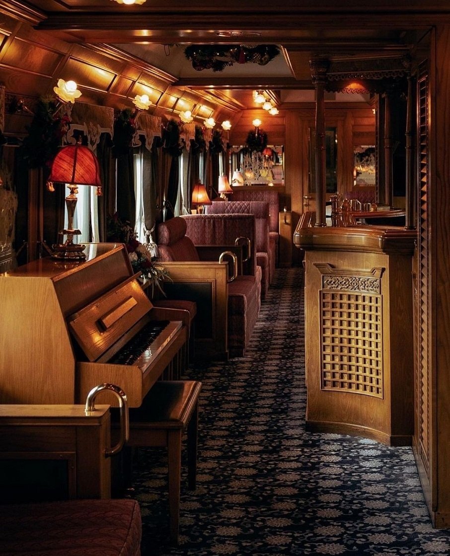 Interior do trem de luxo The Eastern & Oriental Express, da Belmond, que faz itinerário no Sudeste Asiático