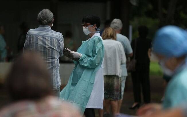 No auge da pandemia, asilos recebem ordens para não ressuscitar idosos no Reino Unido