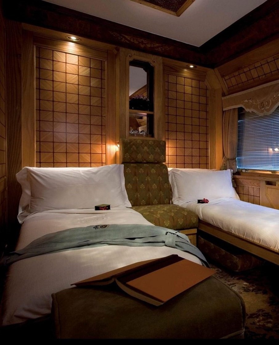 Quarto do trem de luxo The Eastern & Oriental Express, da Belmond, que faz itinerário no Sudeste Asiático. Foto: Reprodução/Instagram 26.07.2023