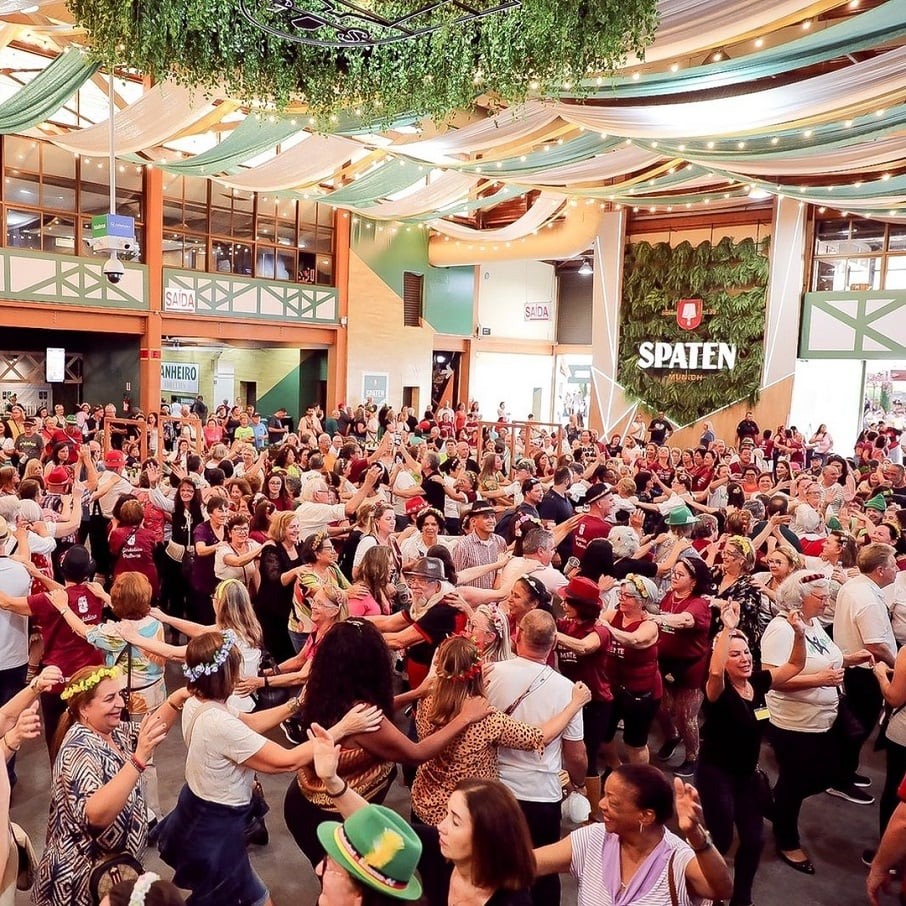 Festividade durante a Oktoberfest Blumenau, em Santa Catarina. Foto: Reprodução/Instagram 26.05.2023