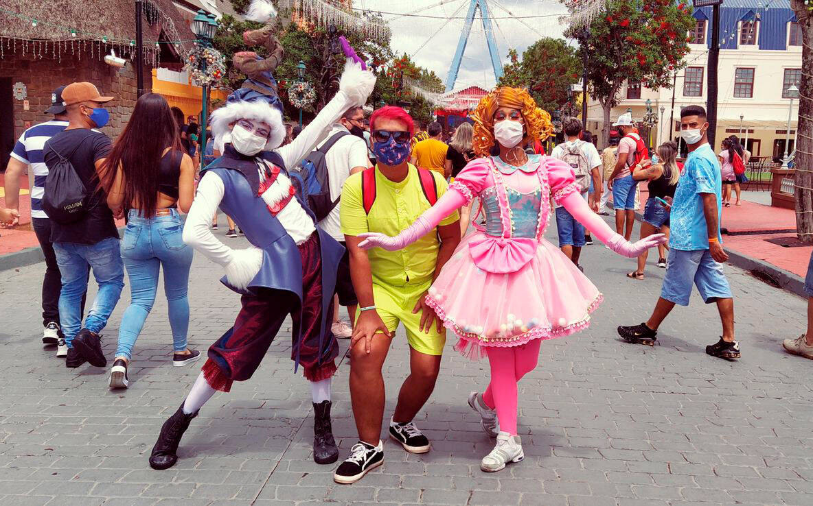 Junior Gonçalves tem se divertido e se protegido dentro do Hopi Hari. Foto: Arquivo pessoal