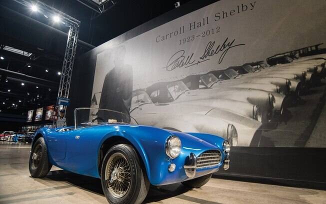 O primeiro Shelby Cobra, construído pelo próprio Carroll Shelby em 1962, quando colocou o motor 4.3 V8 da Ford dentro do pequeno AC Ace.. Foto: Divulgação/RM Auctions