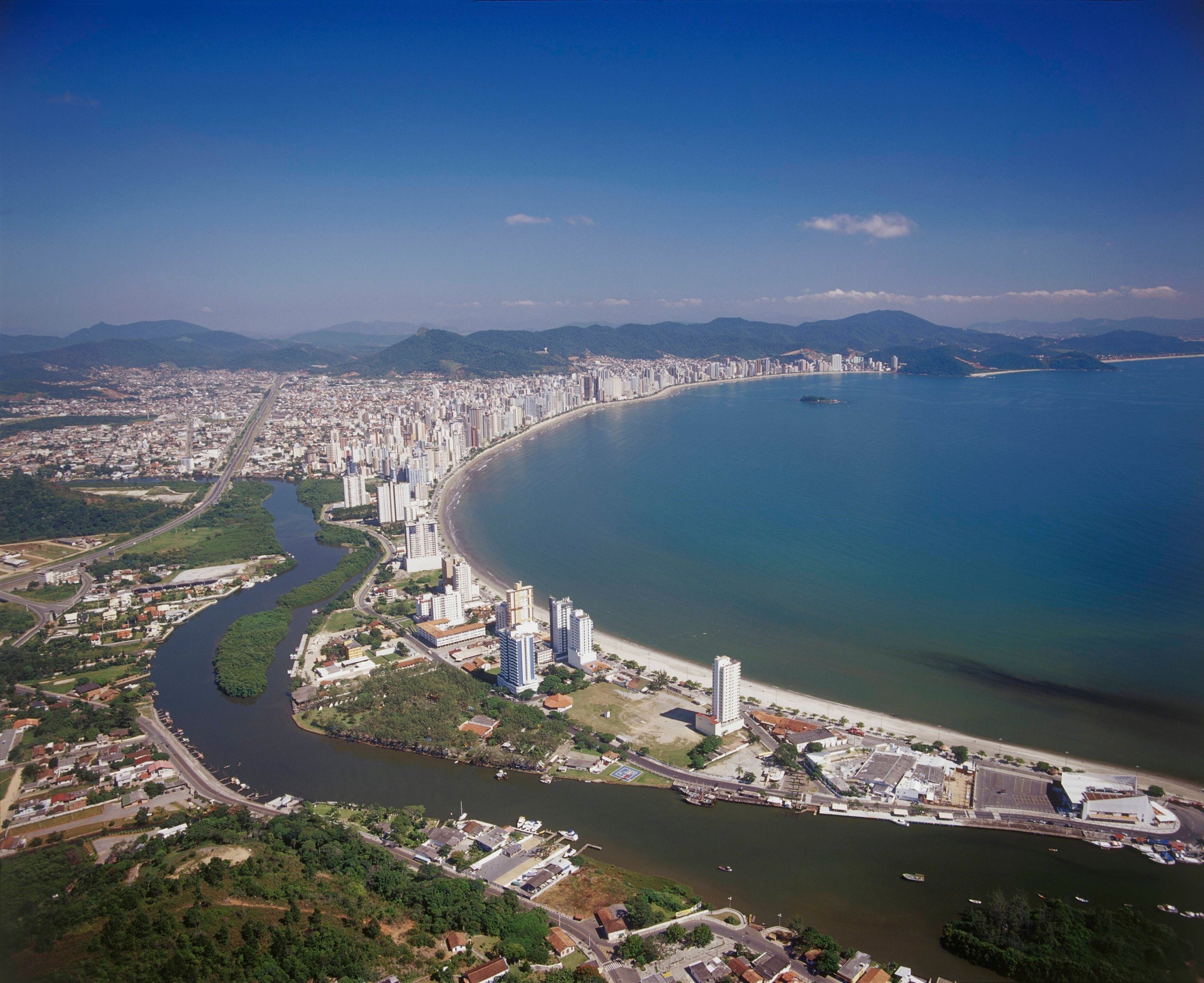 Balneário Camboriú agrada os turistas com suas belas praias e parques de diversão . Foto: Getty Images