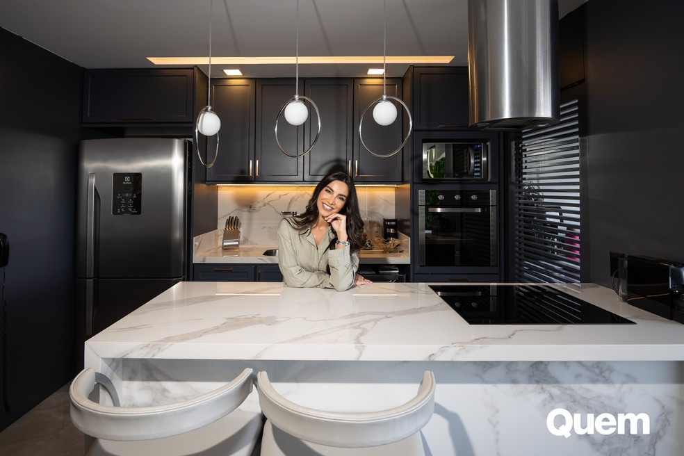 Gabriela Versiani conta que não tem habilidade para a cozinha, mas ama bater um bom papo com quem está na missão — Foto: Rafael Cusato/Quem