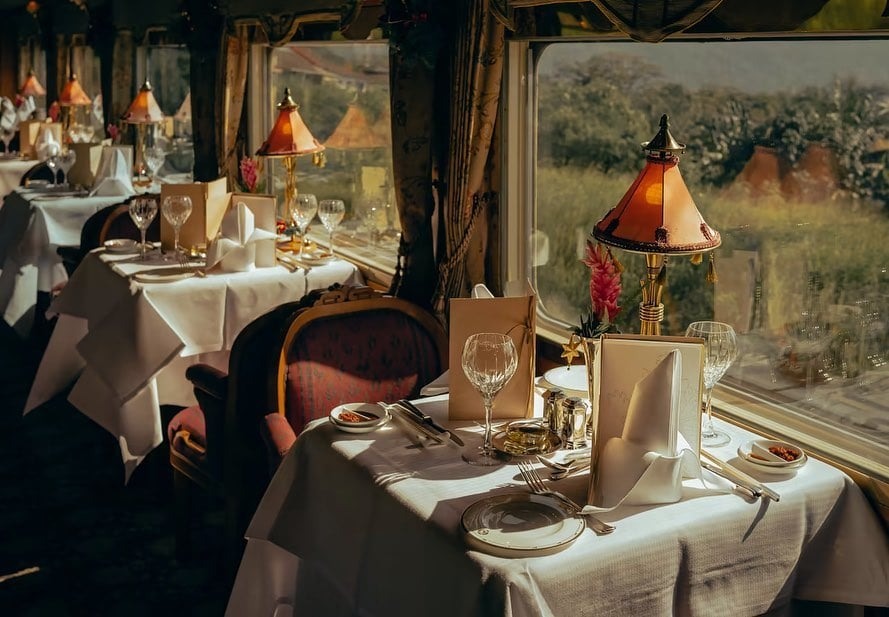 Restaurante do trem de luxo The Eastern & Oriental Express, da Belmond, que faz itinerário no Sudeste Asiático. Foto: Reprodução/Instagram 26.07.2023