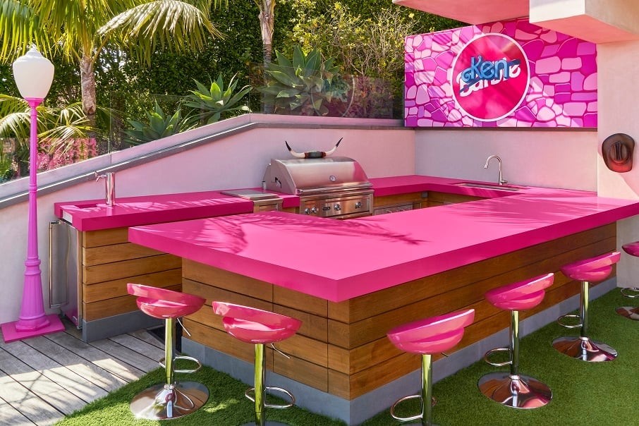 Bar da DreamHouse, a Casa da Barbie, em Malibu, que foi renovada com decoração inspirada no boneco Ken. Foto: Joyce Lee