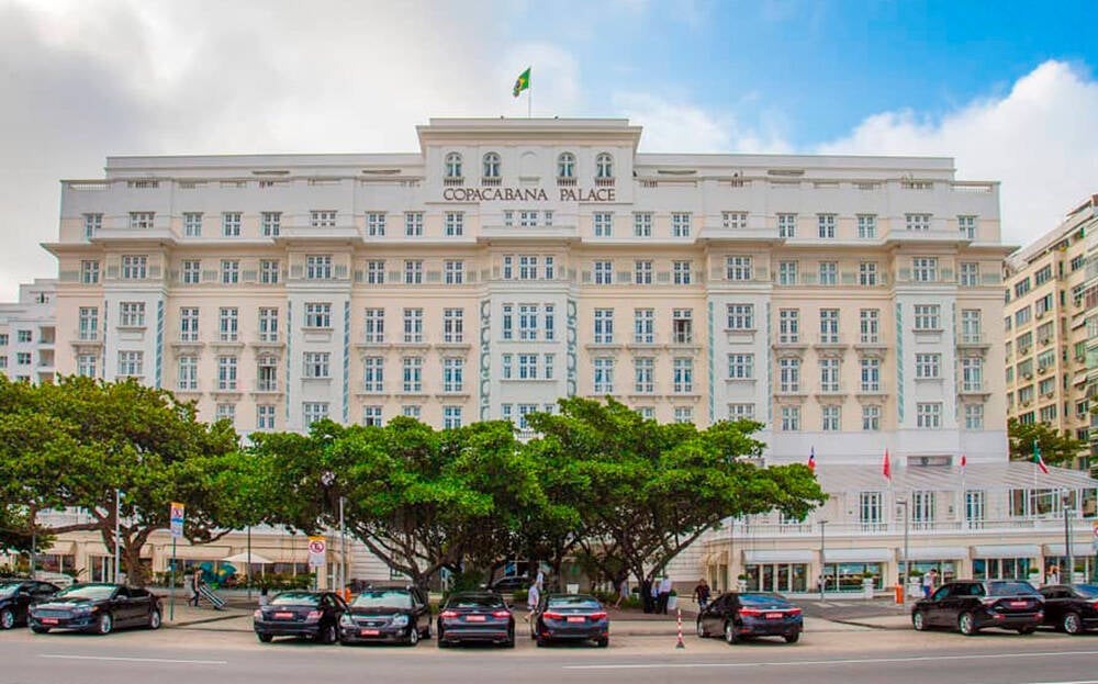 O hotel Copacabana Palace tem quase 100 anos e é um marco da praia de mesmo nome