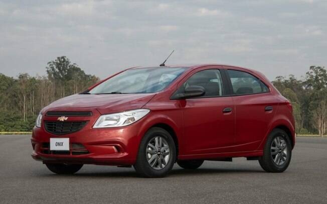 Chevrolet Onix vermelho