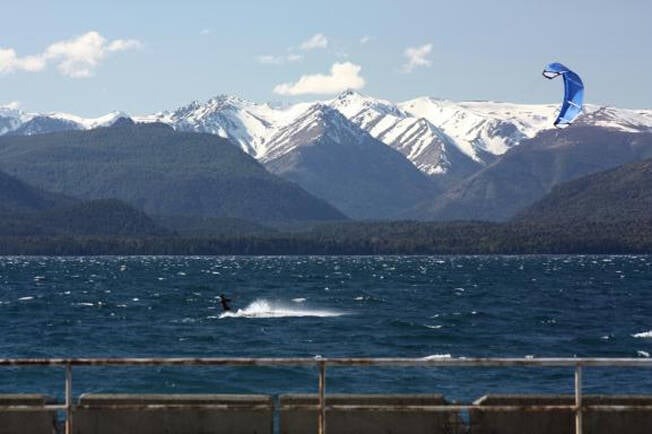 Kitesurfing no Lago Nahuel Huapi é opção para os jovens que curtem se aventurar. Foto: Eduardo Vessoni