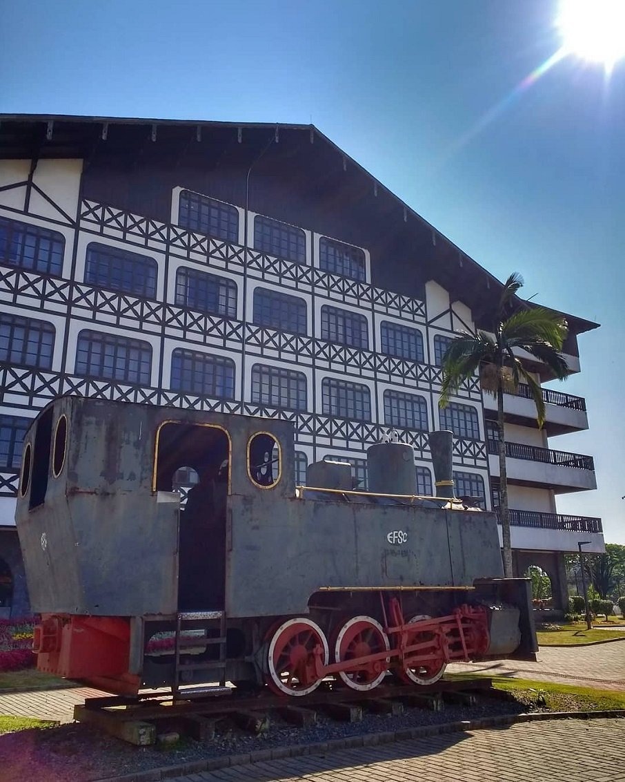 A Locomotiva Macuca, a primeira de Blumenau, exposta em frente ao prédio em estilo enxaimel da prefeitura da cidade. Foto: Reprodução/Facebook 26.05.2023