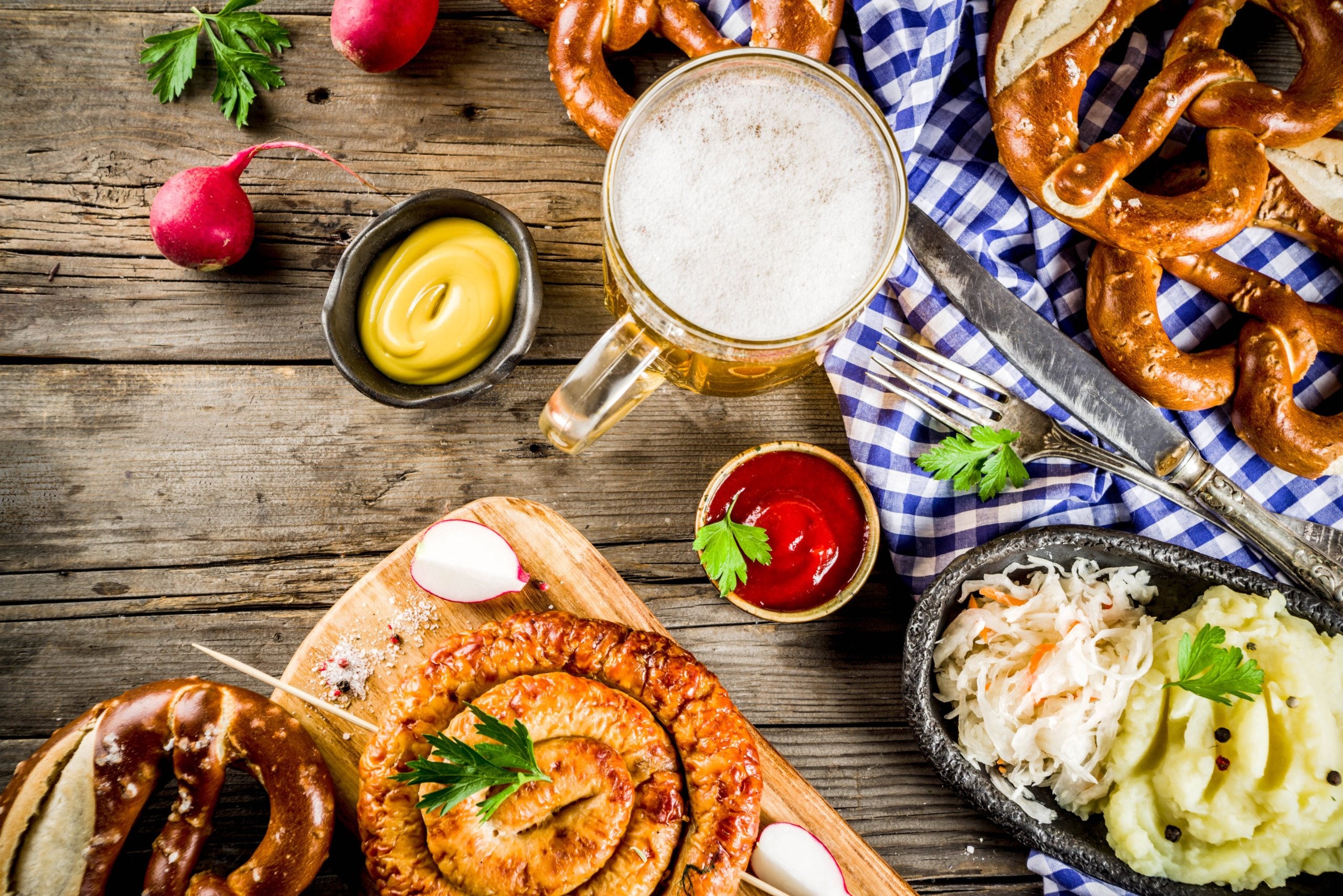 Além das cervejas, a Oktoberfest Blumenau é um festival para quem gosta da culinária tradicional alemã. Foto: shutterstock 