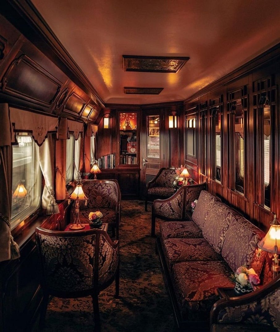 Interior do trem de luxo The Eastern & Oriental Express, da Belmond, que faz itinerário no Sudeste Asiático. Foto: Reprodução/Instagram 26.07.2023