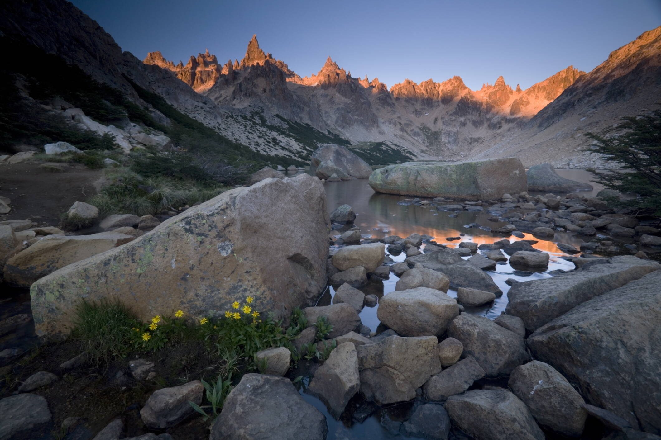 No verão, caminhadas são boas opções de passeio por Bariloche. Foto: Getty