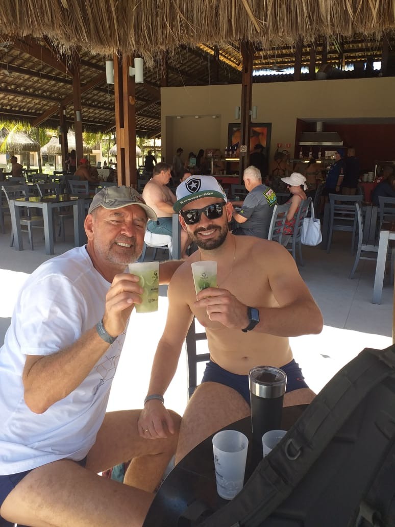 O aposentado Antonio Vicente de Lima, de 67 anos, com o filho durante viagem que pagou com o serviço de assinaturas da Montreal Viagens. Foto: Arquivo pessoal