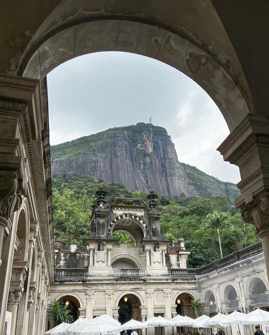 Visto para o Cristo Redentor e o Corcovado do Parque Lage, no Jardim Botânico, no Rio