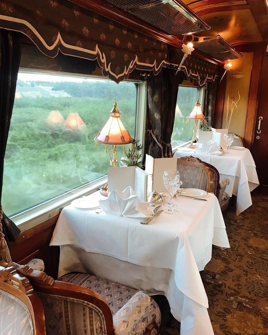 Restaurante do trem de luxo The Eastern & Oriental Express, da Belmond, que faz itinerário no Sudeste Asiático. Foto: Reprodução/Instagram 26.07.2023