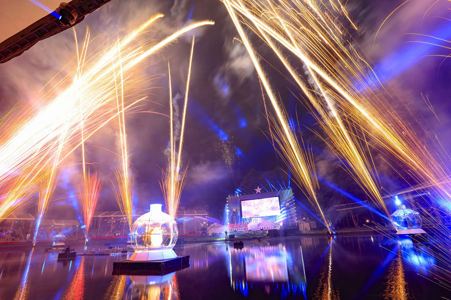 O show de luzes e fogos de artifícios do 'Natal Luz', em Gramado, 'Nativitaten'.