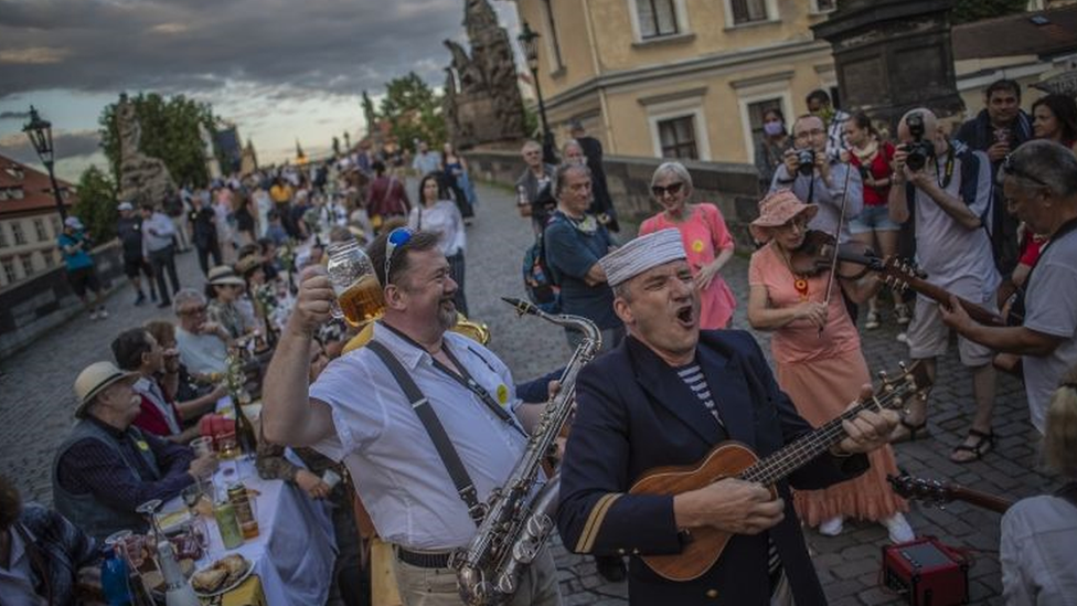 Jantar comemorativo, em Praga, de alivio nas medidas de distanciamento social, em 30 de junho