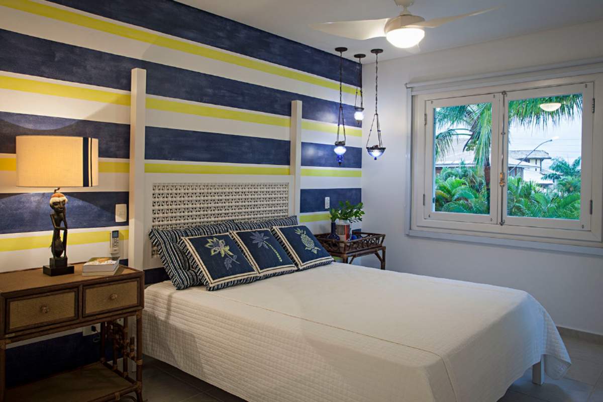 Quarto com parede em azul e amarelo