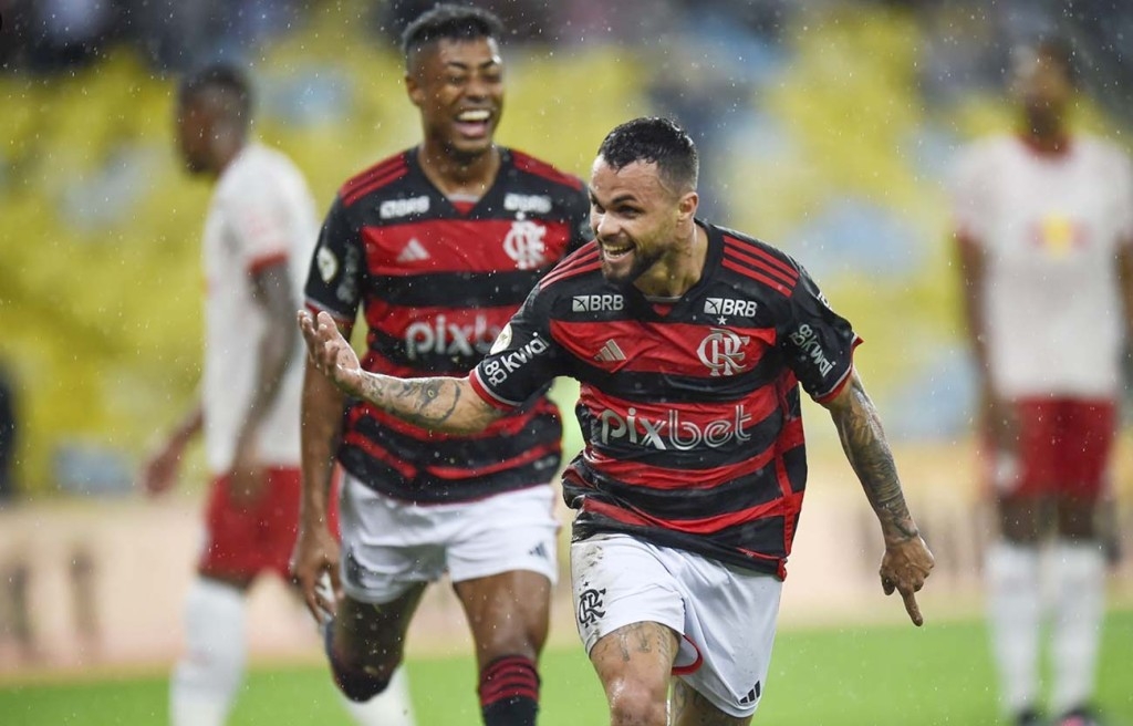 Flamengo vence Red Bull Bragantino e quebra sequência de jogos sem vitória no Brasileirão