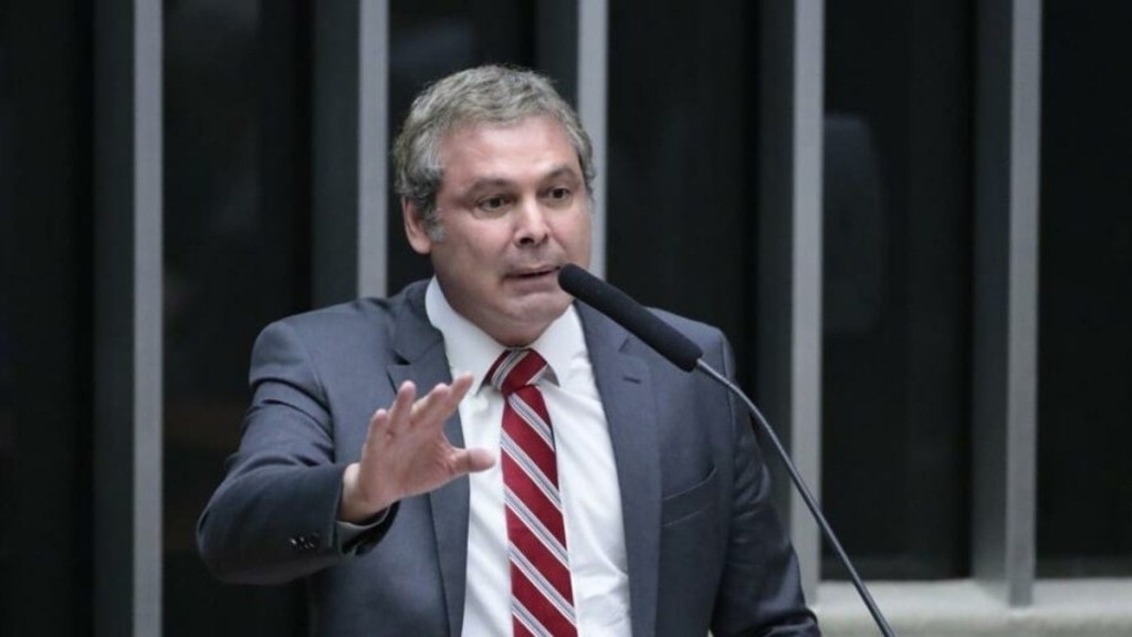 Caio Barbieri Lindbergh Farias após polêmica na CCJ sobre o RS: “Tenho saudade do PSDB”