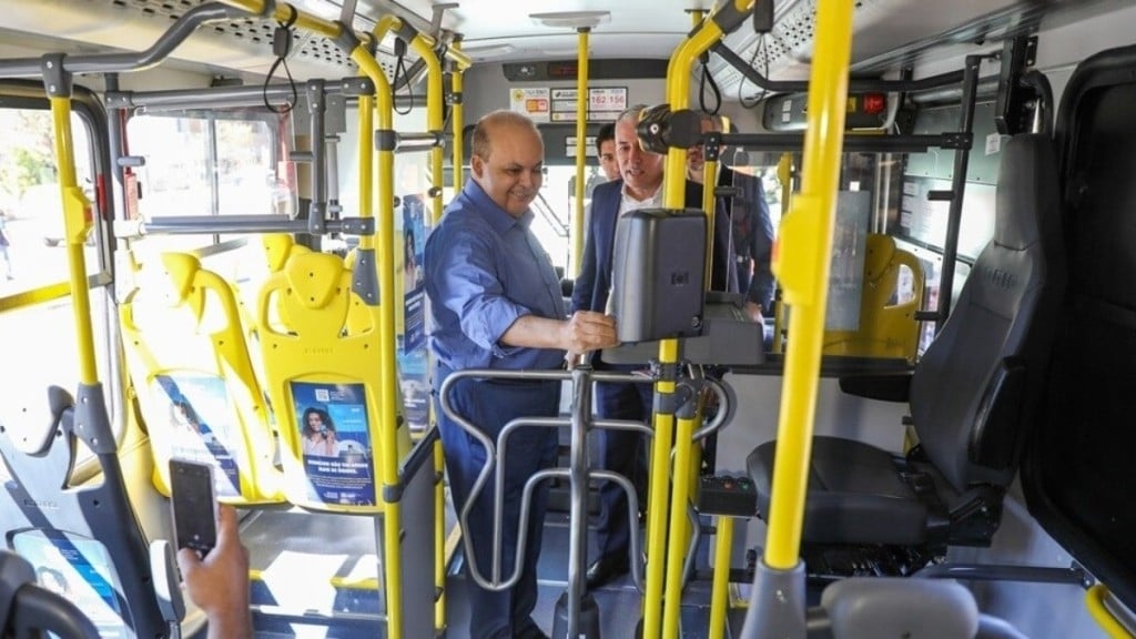 Agência Brasília Governador Ibaneis Rocha entrega mais 78 ônibus novos à população do DF