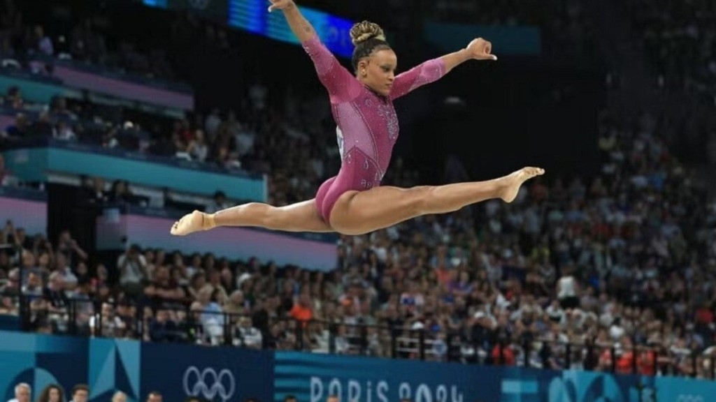 ESTADÃO CONTEÚDO Rebeca Andrade e Simone Biles fora do pódio na trave