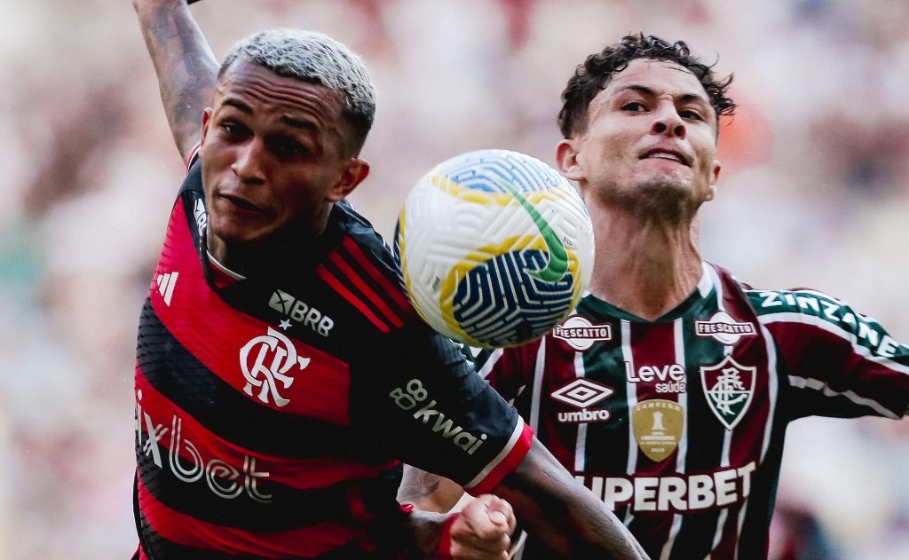 Flamengo vence clássico e aumenta crise no Fluminense