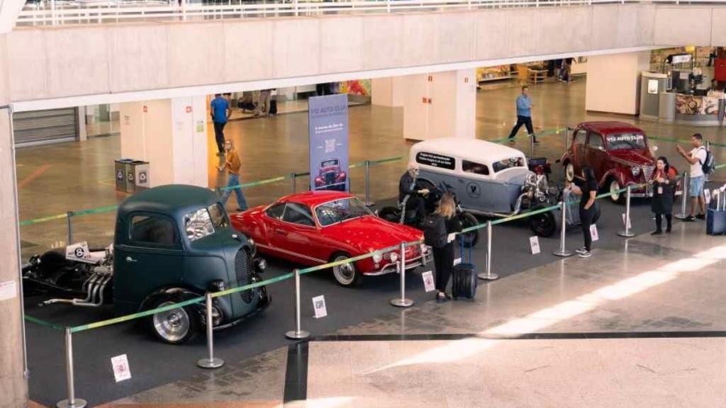 Redação GPS Aeroporto de Brasília surpreende passageiros com exposição de carros e motos antigas