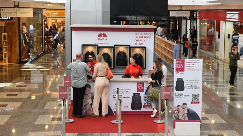 Rafael Badra Dia dos Pais no Brasília Shopping presenteia clientes com mochila Sestini