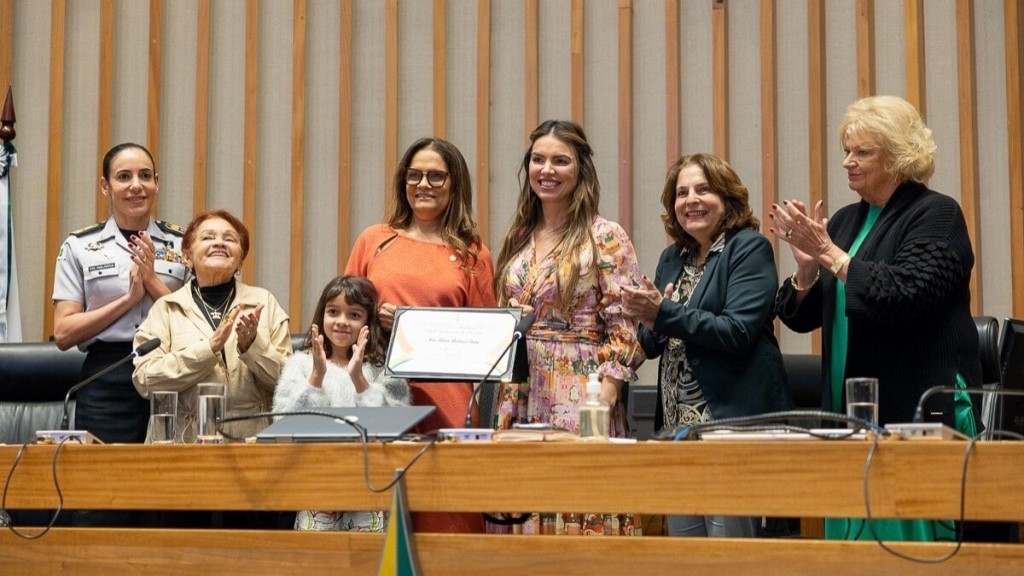 Pedro Reis Ana Dubeux se emociona ao receber Título de Cidadã Honorária de Brasília