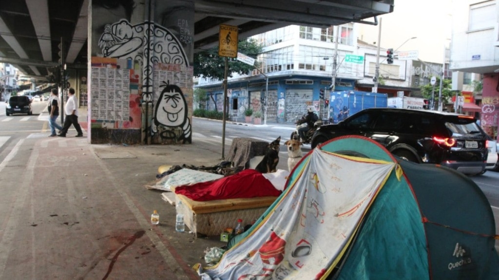 Rovena Rosa/Agência Brasil – 11/04/2023 Barraca de pessoa em situação de vulnerabilidade social na rua Amaral Gurgel, embaixo do Elevado Presidente João Goulart, conhecido como Minhocão.