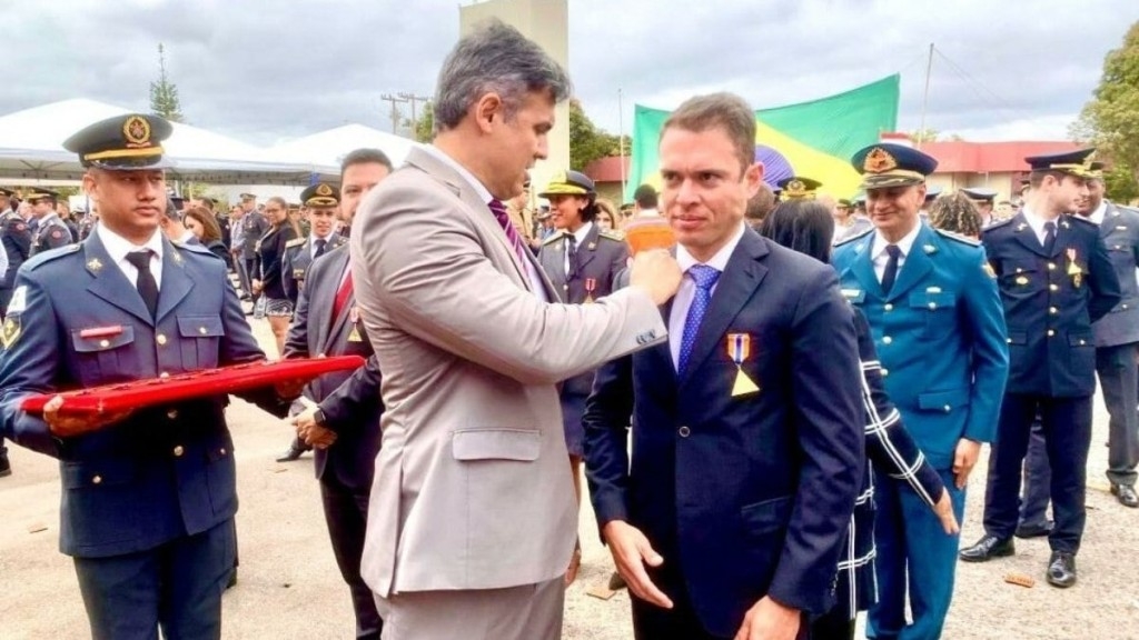 Caio Barbieri Administrador Bruno Oliveira é homenageado com a medalha da Defesa Civil do DF