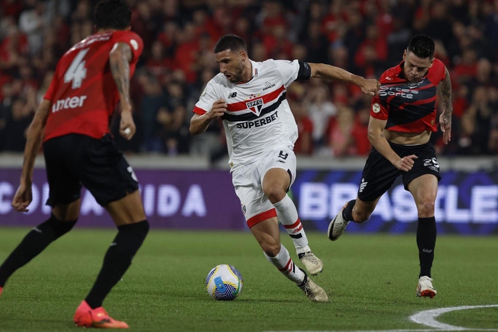 São Paulo conquista terceira vitória consecutiva ao derrotar o Athletico-PR 