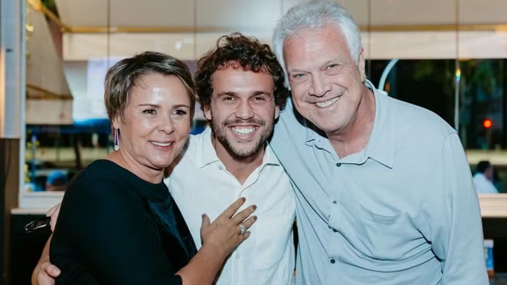 Theo Bial reúne os pais e outros famosos em show: ‘Theo Bial canta Chico Buarque’