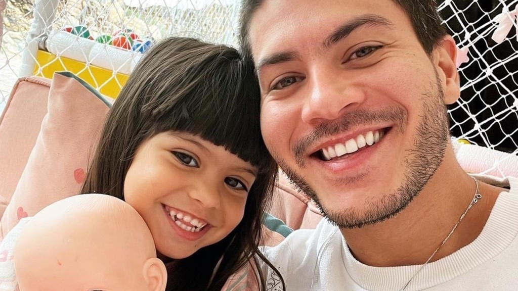 Arthur Aguiar se pronuncia após polêmica envolvendo a filha de 5 anos: ‘Muito ruim’