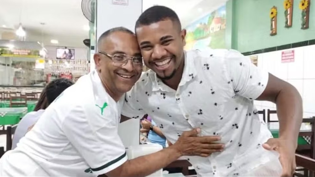 Davi Brito anuncia compra de casa para o pai e entrega chave: ‘Sonho realizado’