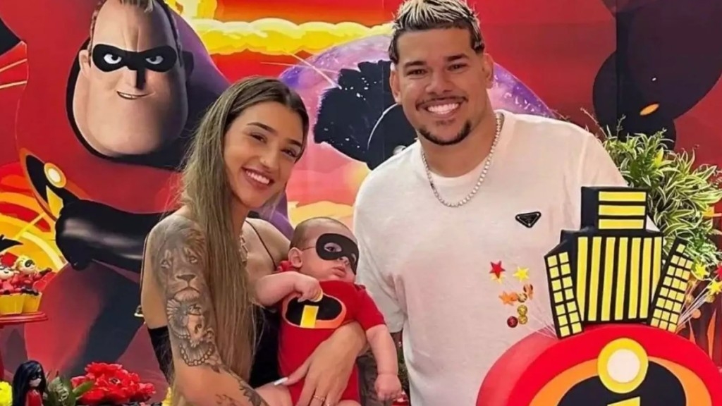 Bia Miranda e Buarque comemoram mêsversário de Kaleb: ‘Os Incríveis’