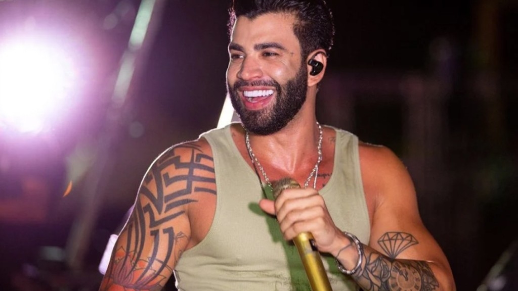 Gusttavo Lima é pego de surpresa com pedido de casamento em show: ‘Já sou’