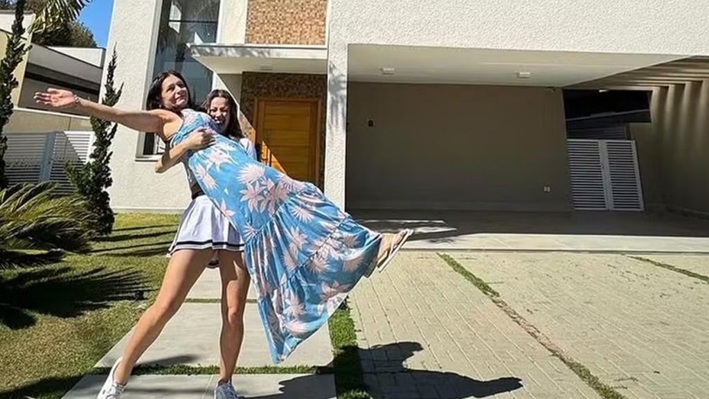 Ex-BBB Beatriz Reis presenteia a mãe com mansão: ‘Prometi que nossa vida mudaria’