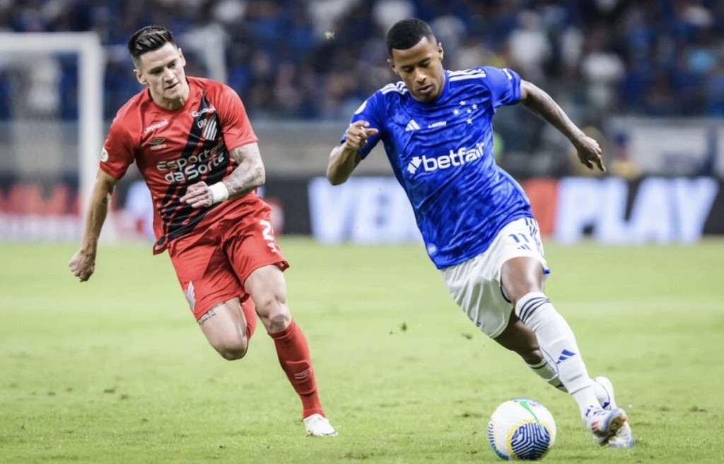 Cruzeiro vence Athletico-PR por 2 a 0 e se aproxima do G4 no Brasileirão