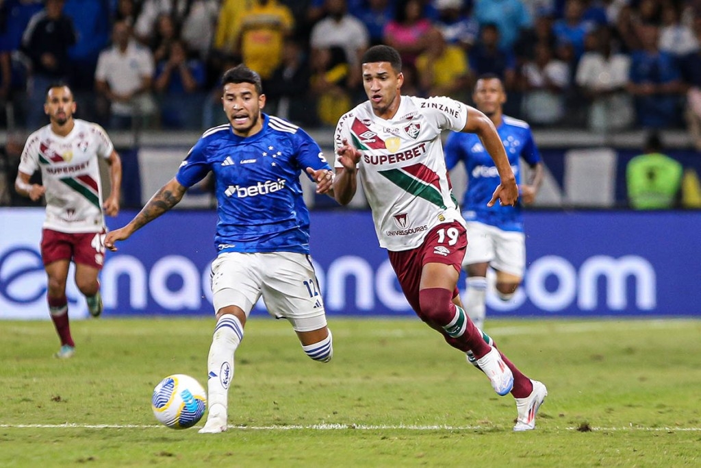  Cruzeiro vence o Fluminense e se aproxima dos líderes do Brasileirão