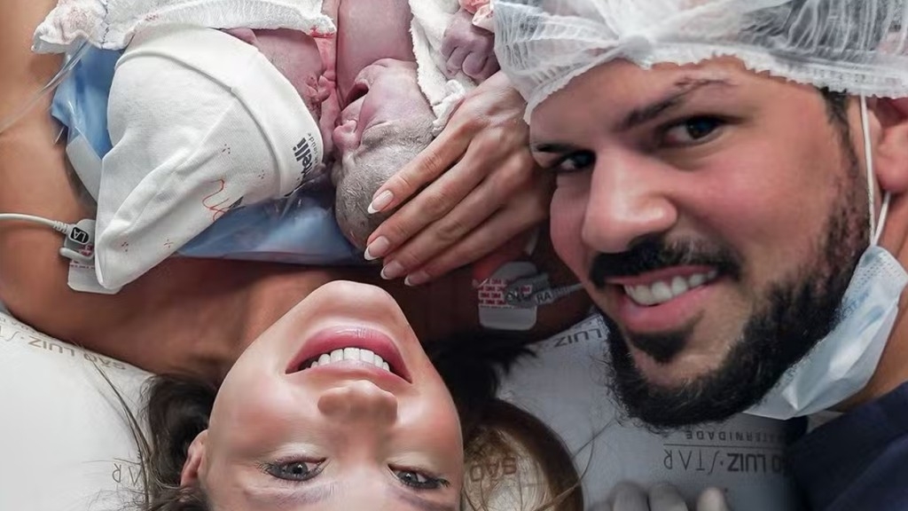 Biah Rodrigues e Sorocaba exibem primeira foto do parto de filhos gêmeos: ‘Nasceram’