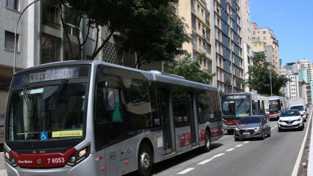 Rovena Rosa/Agência Brasil – 28/03/2022 Movimento de ônibus no viaduto Doutor Plínio de Queirós, em Bela Vista