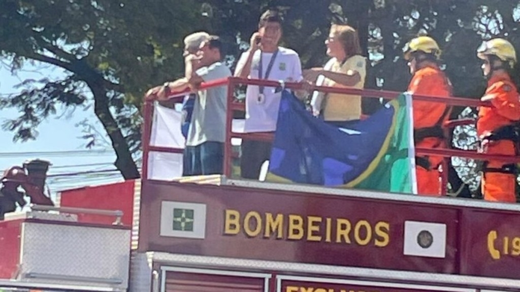 Redação GPS Prata na marcha atlética de Paris, Caio Bonfim é recebido com festa em Brasília