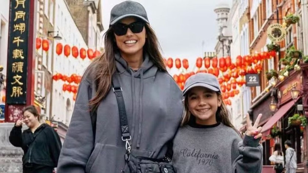 Deborah Secco combina look com a filha durante viagem a Orlando: ‘Eu e ela’