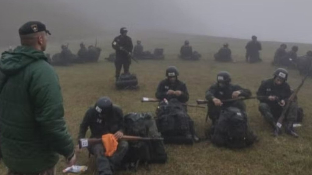 Divulgação PMs em treinamento do BOPE SP