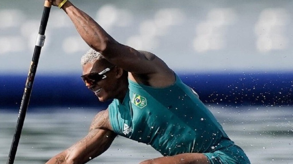 Agência Brasil Isaquias Queiroz avança direto à semifinal da canoa individual