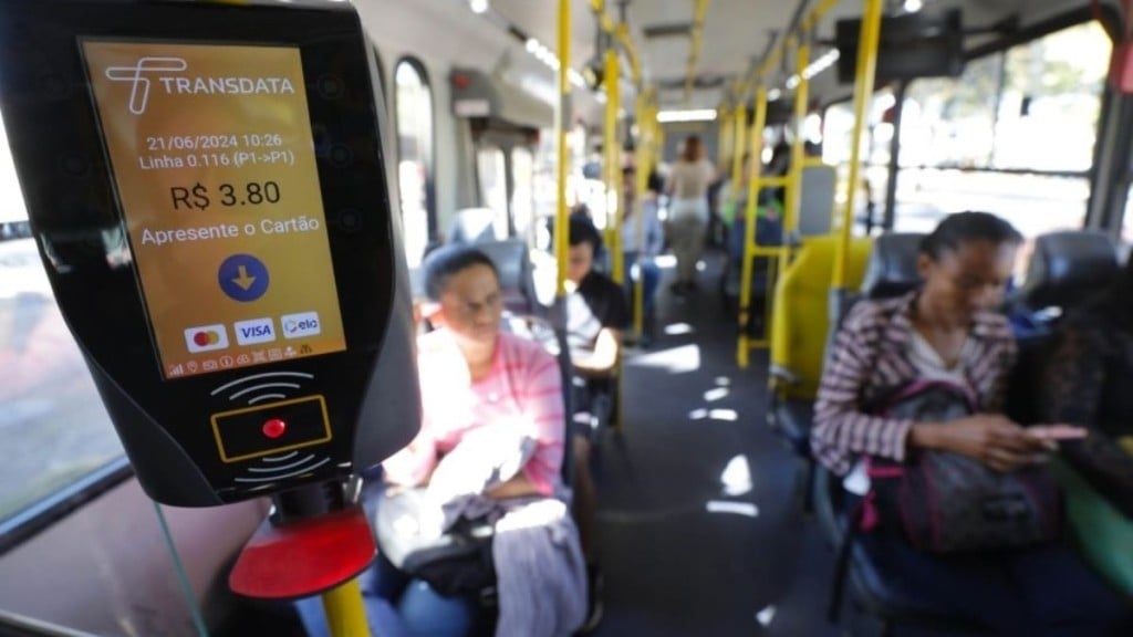 Agência Brasília Mais de mil ônibus do DF já aceitam cartões de crédito e débito como forma de pagamento